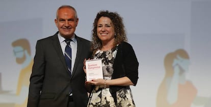 Antonio Caño entrega el premio a Nora Alonso, de Iden Biotechnology.