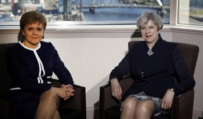 Nicola Sturgeon y Theresa May.
