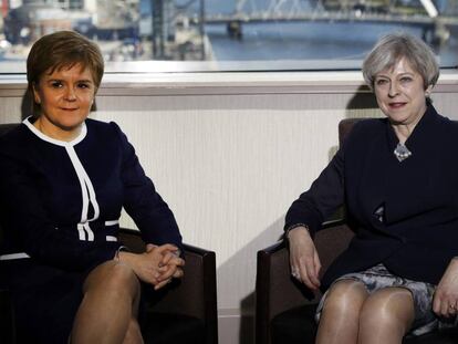 Nicola Sturgeon y Theresa May. 