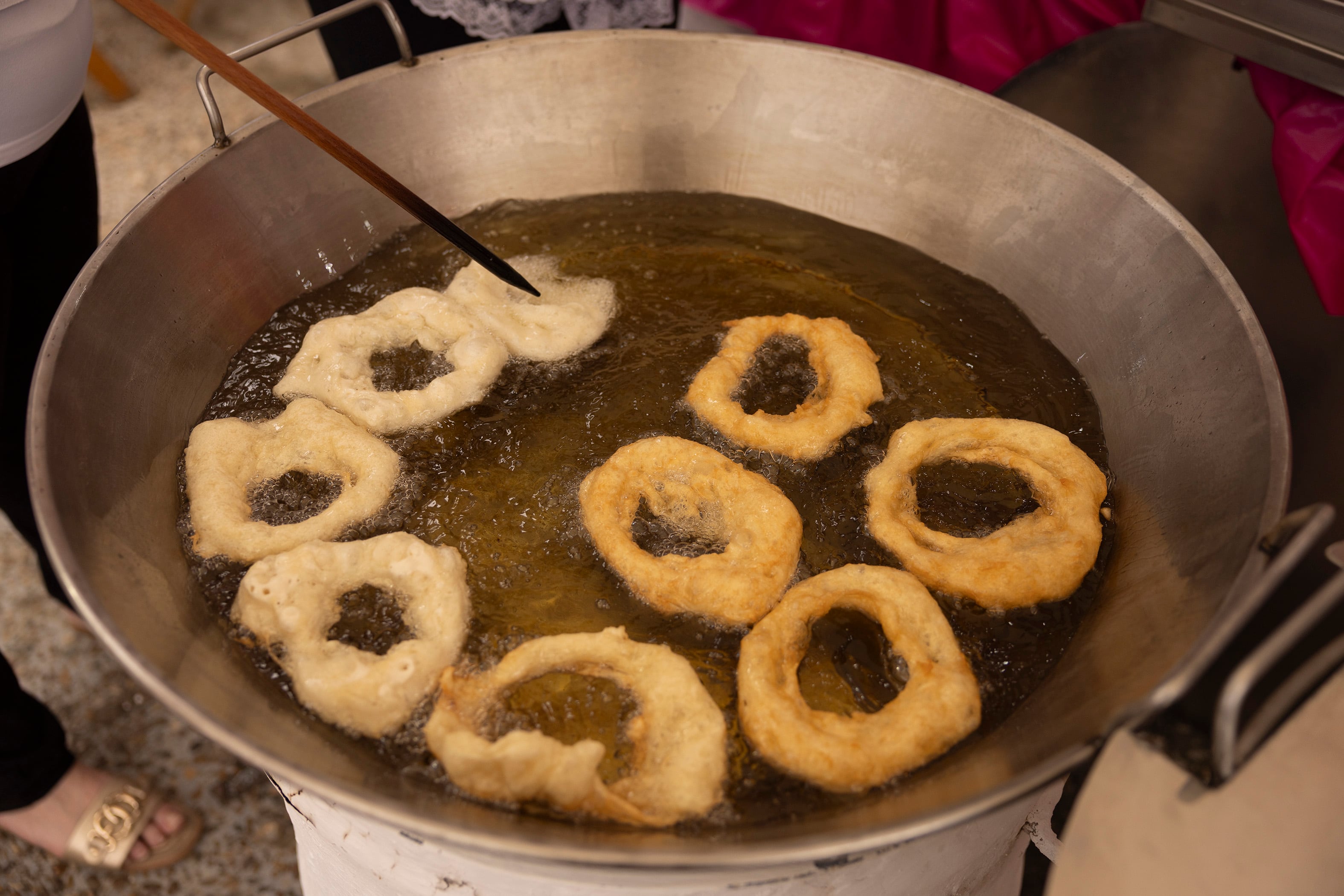 Los buñuelos se hacen en fríen en la sartén a la manera tradicional.