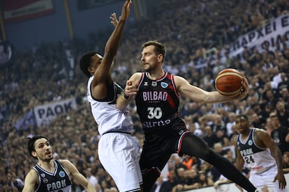 Dragic Zoran (r), del Bilbao Basket, en acción durante la final ante el PAOK este miércoles.