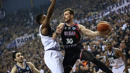 Dragic Zoran (r), del Bilbao Basket, en acción durante la final ante el PAOK este miércoles.
