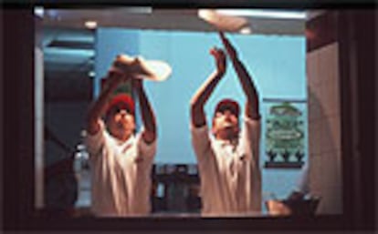 Dos empleados de Telepizza en una imagen de archivo.