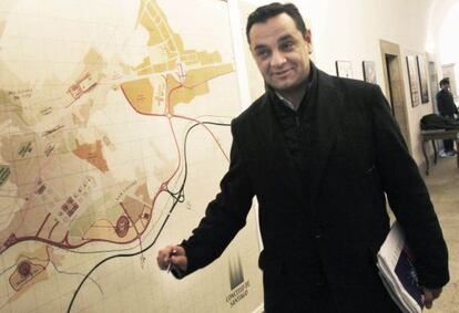 Ángel Espadas, en el Ayuntamiento de Santiago, se dirige a presentar su dimisión como concejal el 14 de marzo de 2011.