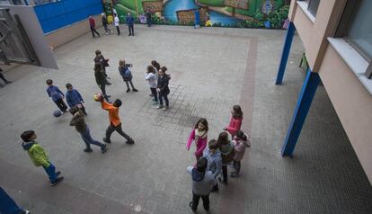 Nens al pati d'una escola de Barcelona.