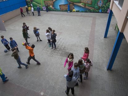 Niños en el patio de un colegio de Barcelona.