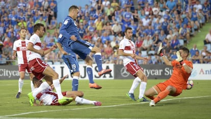 Cala marca el primer gol del Getafe al Huesca.
