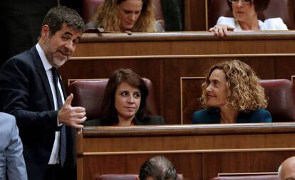 El diputado electo en prisión preventiva de Junts per Catalunya Jordi Sànchez conversa con la presidenta del Congreso, Meritxell Batet (a la derecha), y la portavoz del PSOE, Adriana Lastra.