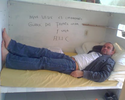 Salvatore Mancuso descansa en su celda en la cárcel de Itagüí, cerca de Medellín, el 7 de diciembre de 2006. En la pared aparecen las siglas de la fuerza paramilitar que comandaba entonces, las Autodefensas Unidas de Colombia.