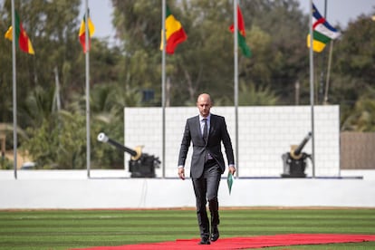 El ministro de Europa y Asuntos Exteriores de Francia, Jean-Noel Barrot, abandona el escenario tras pronunciar un discurso durante la ceremonia para conmemorar el 80 aniversario de la Masacre de Thiaroye el 1 de diciembre de 2024.