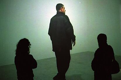 Imagen de la exposición<i> Vigilada </i><i>II,</i> videoinstalación del artista Ángel Borrego sobre la vida de los amenazados por ETA.