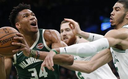 Antetokounmpo, Baynes y Tatum.