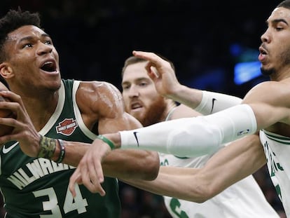 Antetokounmpo, Baynes y Tatum.