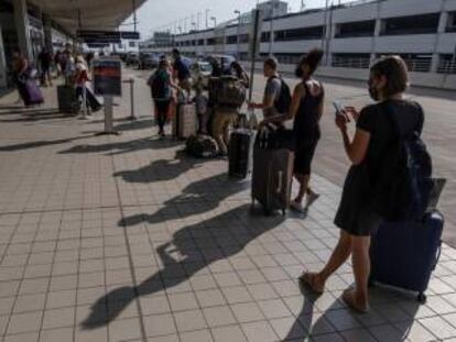 Cola del check-in en el aeropuerto Detroit Metropolitan Wayne County (EE UU), el 12 de junio.