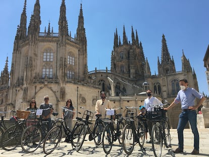 Cyclists pose with their Dutch bicycles next to the cathedral in Burgos.