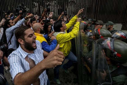 Deputados da oposi&ccedil;&atilde;o protestam diante do Tribunal Supremo, nesta quinta.