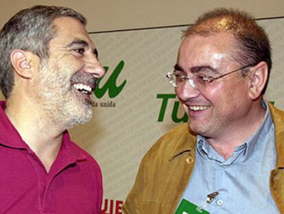 Gaspar Llamazares dialoga con el máximo responsable de IU en el País Vasco, Javier Madrazo, ayer en Madrid.