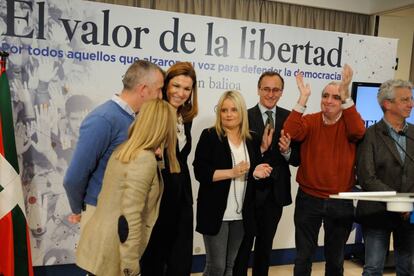 Alfonso Alonso, junto a Mari Mar Blanco y Ram&oacute;n Rabanera, en el acto del PP en homenaje a las v&iacute;ctimas.