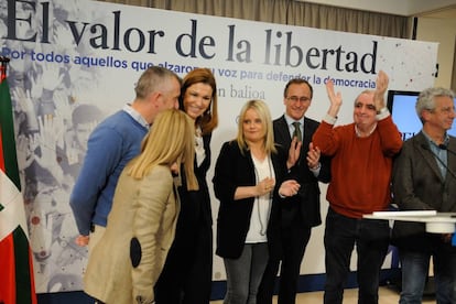 Alfonso Alonso, junto a Mari Mar Blanco y Ram&oacute;n Rabanera, en el acto del PP en homenaje a las v&iacute;ctimas.