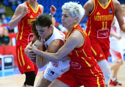 Marta Xargay pelea un rebote con Jelena Skerovic