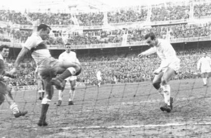 Pepillo cabecea ante Quirant, el partido contra el Elche de 1958.