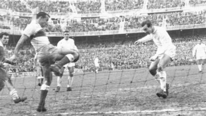 Pepillo cabecea ante Quirant, el partido contra el Elche de 1958.