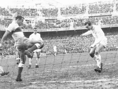 Pepillo cabecea ante Quirant, el partido contra el Elche de 1958.