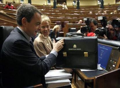 José Luis Rodríguez Zapatero y María Teresa Fernández de la Vega, antes de iniciarse la segunda sesión del debate de investidura.