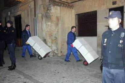 Dos funcionarios trasladan del Archivo General de la Guerra Civil seis cajas que contienen documentos de la Generalitat.
