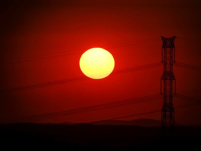 Puesta de sol junto a una torre de alta tensión en las Sierras de las Subbéticas cordobesas.