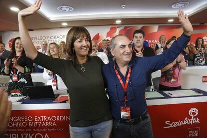 Iñaki Arriola, a la derecha, junto a Idoia Mendia en la clausura del congreso del PSE de Gipuzkoa.