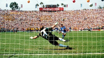El italiano Roberto Baggio falla el penalti ante el brasileño Taffarel en la final del Mundial de 1994.