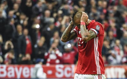 El jugador del Bayern, Arturo Vidal, se lamenta tras fallar un penalti. 