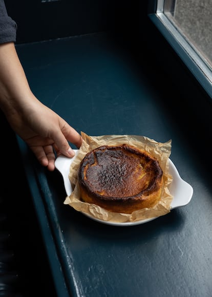 Esta versión de tarta de queso está elaborada con anacardos fermentados, cuyo sabor recuerda a la crema de queso, y miso para la costra caramelizada.
