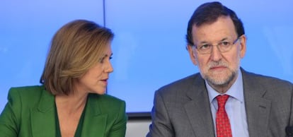 El presidente del Gobierno, Mariano Rajoy, y la secretaria general del PP, Dolores de Cospedal, hoy, en el comit&eacute; ejecutivo. 