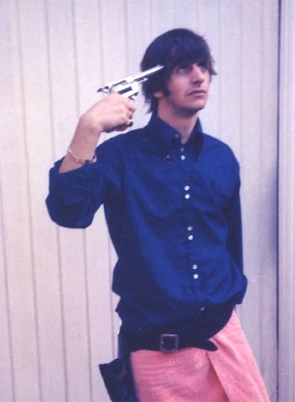 Ringo simula pegarse un tiro con un revolver en las vacaciones del Key West, en septiembre de 1964 (Fotografía Bob Bonis, © 2009 by 2260 Productions, Inc)