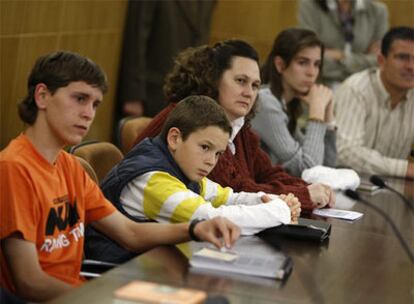 Alumnos de secundaria acuden a clase con sus padres a la Escuela Técnica de Arquitectura.