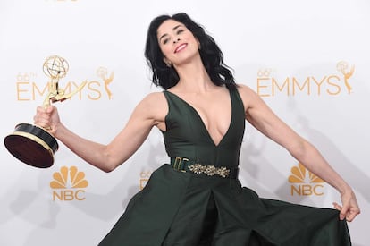 Sarah Silverman posa con su Emmy al Mejor Guión de Programa por su trabajo en Variedades por Sarah Silverman: We Are Miracles.