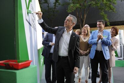 El lehendakari,Iñigo Urkullu, y el presidente del PNV, Andoni Ortuzar, participan en el mitin de inicio de la campaña electoral de los comicios generales del 26J