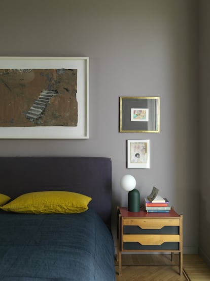 En el dormitorio, la cama es de Paola Navone (para Gervasoni); el collage, de Anselm Kiefer, y la lámpara, de MADE Studio.<br><br><i>Así, muebles de los años setenta y ochenta, la época de la infancia del fotógrafo, conviven con los tonos de otra era.</i></br>
