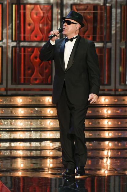 <p style="margin-bottom: 0cm;">Sin lugar a dudas, la actuación más desastrosa, pero a la vez hilarante y recordada de la última década en los premios Goya. Allá por 2012, y con Juan Manuel Montilla ‘El Langui’ –ganador del galardón por <em>El truco de manco</em>– como MC, los espectadores de la ceremonia tuvimos que asistir a una batalla de gallos protagonizada por actores como Javier Gutiérrez, Juan Diego o Tito Valverde, que hicieron gala de sus alarmantes carencias como raperos. No era el caso de un Antonio Resines que ni siquiera se aprendió la letra, pero que demostró talento como <em>freestyler</em> hilando onomatopeyas sin sentido que concluían con “y ese premio lo ha ganado al hacer de Rafael un carnicero castrado”. Nueve años después resulta imposible contener la sonrisa en cada nuevo <a href="https://www.youtube.com/watch?v=HGTD9mMXswA">visionado</a>.</p>