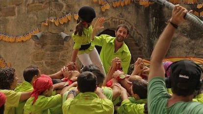 Dani Rovira realizando un castell en el rodaje de la segunda parte de la película 'Ocho apellidos vascos'.