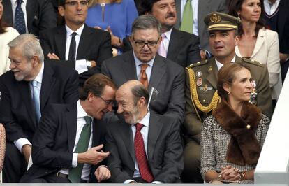 Carlos García Revenga acompaña a la infanta Elena en día de la Fiesta Nacional del año 2012