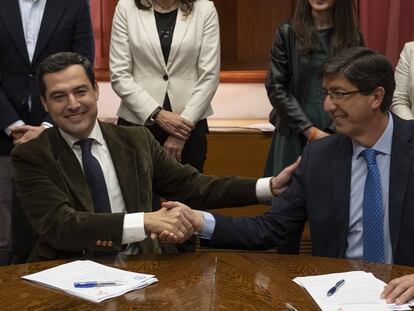 El líder del PP-A, Juan Manuel Moreno Bonilla y el de Ciudadanos en Andalucía, Juan Marín, durante la firma del pacto de gobierno esta tarde en el Parlamento andaluz.