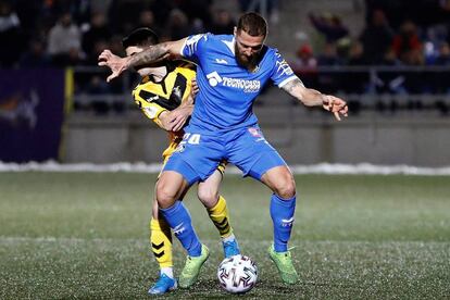 Timor protege el balón ante Cris Montes.