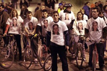 Aficionados a la bici se juntaron ayer en la plaza de la Almoina de Valencia, para homenajear a Jennifer Cáceres Castelló, la última ciclista víctima en la ciudad de los vehículos a motor.