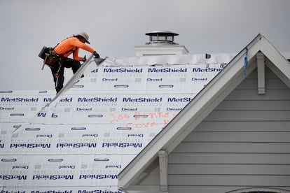 Un trabajador repara el techo de una casa en Panama City, Florida. En 2019.