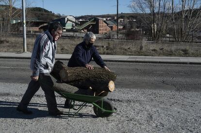 La bonanza económica y demográfica del norte de Palencia ha caído con la supresión de la actividad minera de Guardo y la paralización de la central térmica de Velilla del río Carrión. Los pueblos de la zona aún conservan restos de estructuras industriales en desuso tras la desmantelación de una industria clave para aquellas zonas.