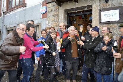 Vecinos de Guardo celebran el tercer premio del Sorteo del Niño que se ha vendido en el Mesón el Portalón de la localidad y ha repartido 11,2 millones de euros entre sus habitantes.