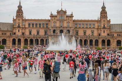 Aficionados del Athletic Club de Bilbao y del Real Club Deportivo Mallorca paseaban por la plaza de España de Sevilla, este sábado.